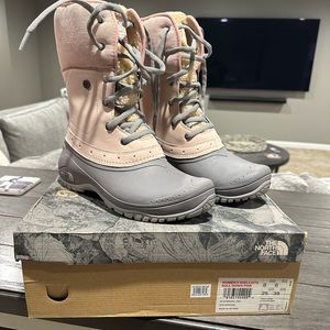 EUC North face Women’s Boots Size 8 with box